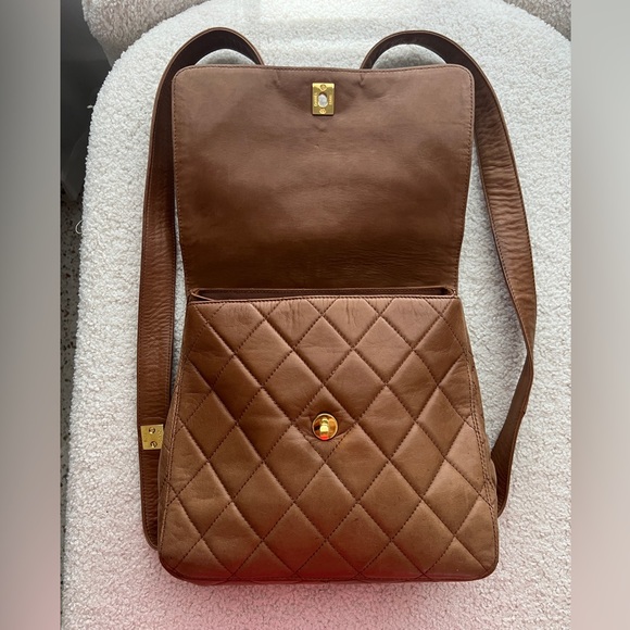 RARE! Chanel Vintage Lambskin Caramel Backpack in Very Good Condtion - Picture 5 of 11